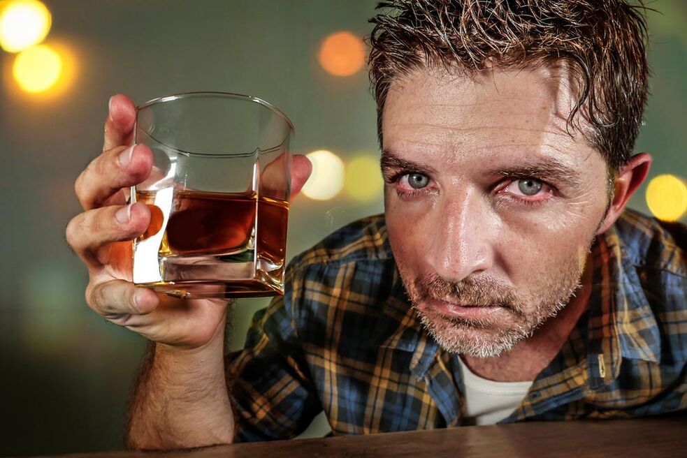 Ein Mann alkoholisch sieht schmerzhaft aus